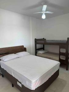 une chambre avec un lit et un ventilateur de plafond dans l'établissement Chácara Por do Sol, à Serra Negra 19 autres photos