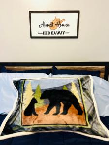 Una almohada con dos osos en una cama en The Bear’s Den en Charleston