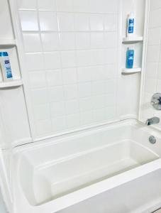 a white bath tub in a bathroom at The Bear’s Den in Charleston