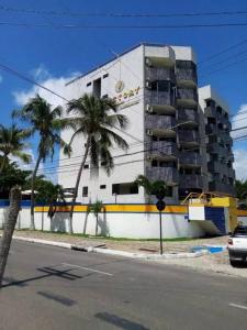 卡貝德盧的住宿－Flat na Praia de Intermares，棕榈树街道边的建筑