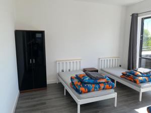 two twin beds in a room with a window at Mordern Apartment in City Center in Manchester