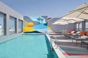 Piscine de l'établissement Aloft Muscat ou située à proximité