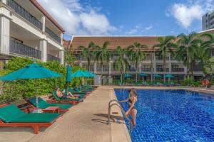 Bazén v ubytování Deevana Patong Resort & Spa nebo v jeho okolí