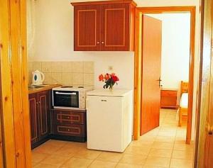 cocina con nevera blanca y microondas en House Anastasia, en Agios Georgios Pagon