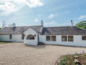 a large white house with a large driveway at Holmbyre Smithy in Dalry