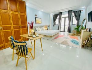 - une chambre avec un lit, une table et une chaise dans l'établissement NẮNG Homestel Tây Ninh, à Tây Ninh