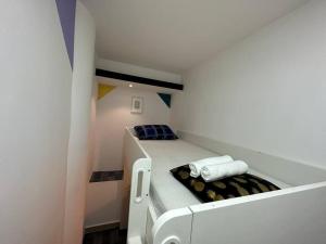 Piccola camera con letto ad angolo. di Loft Style Partition Room in Shared Apartment in Al Barsha 1 Near MOE Metro a Dubai