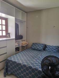um quarto com uma cama com um edredão azul em Villas da serra 3 em Lagoa Nova