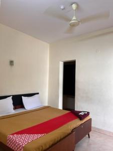 a bedroom with a large bed in a room at Hotel Sunday - Townhouse Club Airport Trivandrum in Trivandrum