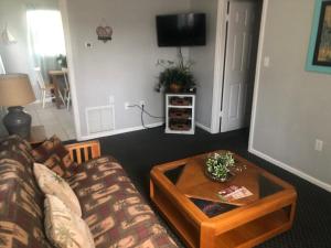 Televiisor ja/või meelelahutuskeskus majutusasutuses Surfside Suites