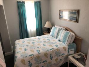 Voodi või voodid majutusasutuse Surfside Suites toas