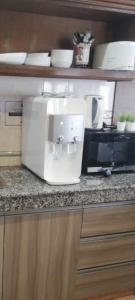 eine weiße Mikrowelle auf einer Theke in einer Küche in der Unterkunft SHA GATHERING ALOR GAJAH BUNGALOW, A FAMOSA MELAKA in Malakka