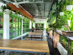 Vivo Siargao في جنرال لونا: صف طاولات في مطعم بالنباتات