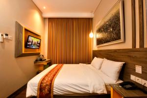 a hotel room with a large bed in a room at Super 8 by Wyndham Solo in Solo