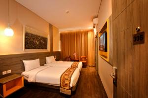 a hotel room with a large bed in a room at Super 8 by Wyndham Solo in Solo