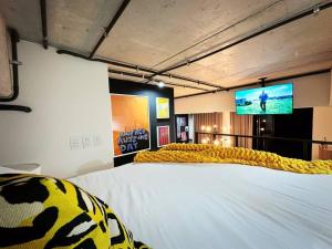 um quarto com uma grande cama branca e um grande ecrã em Trendy Loft Close to everything in Z4 em Guatemala