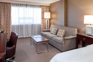 Posezení v ubytování Sheraton Cavalier Calgary Hotel