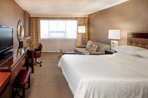 TV a/nebo společenská místnost v ubytování Sheraton Cavalier Calgary Hotel