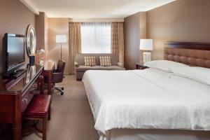 Postel nebo postele na pokoji v ubytování Sheraton Cavalier Calgary Hotel