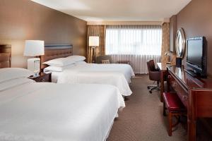 TV a/nebo společenská místnost v ubytování Sheraton Cavalier Calgary Hotel