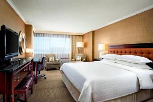 TV a/nebo společenská místnost v ubytování Sheraton Cavalier Calgary Hotel