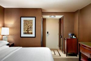 Postel nebo postele na pokoji v ubytování Sheraton Cavalier Calgary Hotel