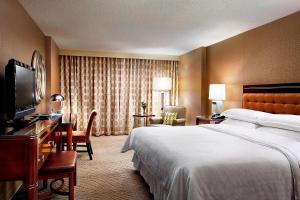TV a/nebo společenská místnost v ubytování Sheraton Cavalier Calgary Hotel