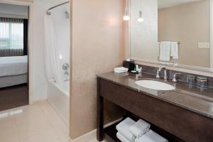 Koupelna v ubytování Sheraton Cavalier Calgary Hotel