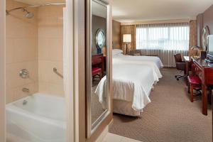 Postel nebo postele na pokoji v ubytování Sheraton Cavalier Calgary Hotel