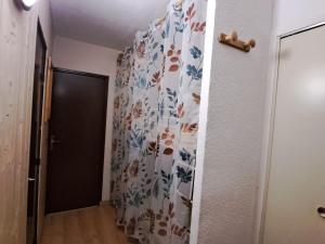 a hallway with a wall with a curtain with flowers at Appartement Jausiers, 2 pièces, 6 personnes - FR-1-165A-174 in Jausiers