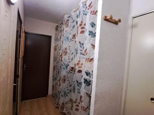 a hallway with a wall with a curtain with flowers at Confortable T2 avec balcon et parking à Jausiers - FR-1-165A-174 in Jausiers