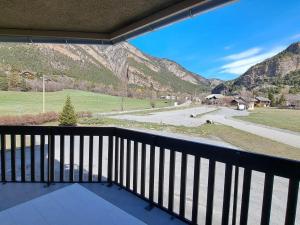 a balcony with a view of a mountain at Appartement Jausiers, 2 pièces, 6 personnes - FR-1-165A-174 in Jausiers