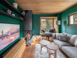 Posezení v ubytování Chalet moderne et spacieux à Megève, 5 chambres, jacuzzi, salle TV, proche centre et remontée mécanique - FR-1-569-119