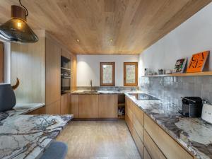 Kuchyň nebo kuchyňský kout v ubytování Chalet moderne et spacieux à Megève, 5 chambres, jacuzzi, salle TV, proche centre et remontée mécanique - FR-1-569-119 + 8 fotografií