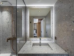 Koupelna v ubytování Chalet moderne et spacieux à Megève, 5 chambres, jacuzzi, salle TV, proche centre et remontée mécanique - FR-1-569-119