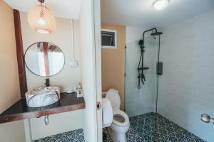 Ванная комната в เดอะริเวอร์ แม่กำปอง The River Maekampong Chiang Mai +123 фотографии