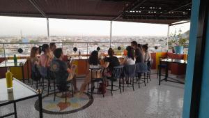 un groupe de personnes assises sur des chaises dans un restaurant dans l'établissement Inda Heritage Guest House, à Jodhpur 34 autres photos