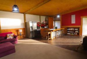 uma cozinha e sala de estar com um sofá e um frigorífico em The Barn em Westport