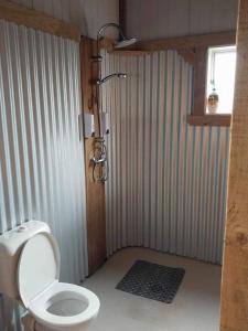 uma casa de banho com um WC e um chuveiro em The Barn em Westport