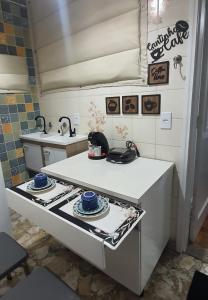 uma cozinha com um fogão e uma bancada em Kit Pé na Areia em Santos