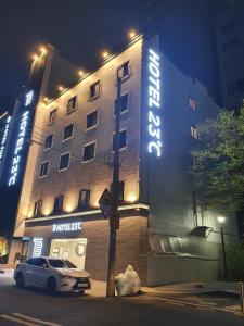 budynek z samochodem zaparkowanym przed nim w obiekcie Hotel 23 w mieście Ulsan