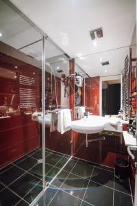 y baño con lavabo blanco y ducha. en Plaza V Hotel en Târgu Mureș