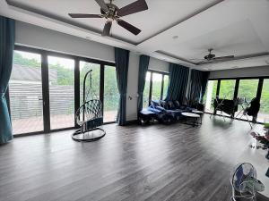 sala de estar con sofá y ventilador de techo en BlueHome Villa en Hòa Bình