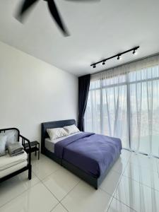 a bedroom with a bed and a window at Beacon2BR #InfinityPool #Georgetown #FamilyHoliday in George Town