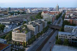 eine Luftansicht einer Stadt mit Gebäuden in der Unterkunft Munich Marriott Hotel City West in München