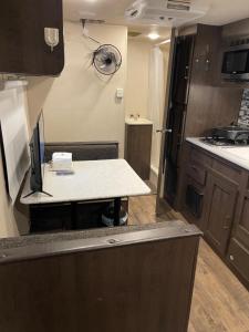 uma cozinha com uma mesa com um computador em Mini home with bathroom, kitchen em Houston