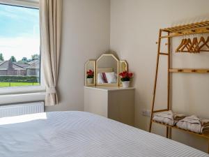 1 dormitorio con cama y ventana en Southways Cottage en Cumwhinton