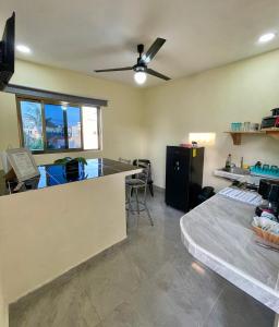 ein Wohnzimmer mit einer Küche und einem Deckenventilator in der Unterkunft Isla Bonita - Isla Mujeres centro in Isla Mujeres