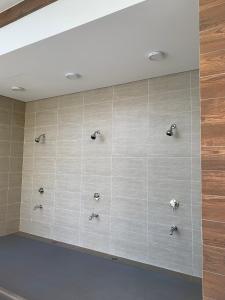 Ένα μπάνιο στο Lahomestay 2PN Tiện Nghi tại S10