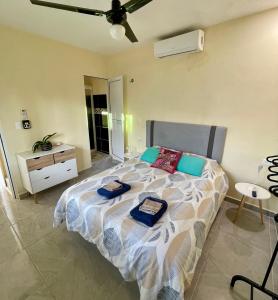 ein Schlafzimmer mit einem Bett mit zwei Handtüchern darauf in der Unterkunft Isla Bonita - Isla Mujeres centro in Isla Mujeres
